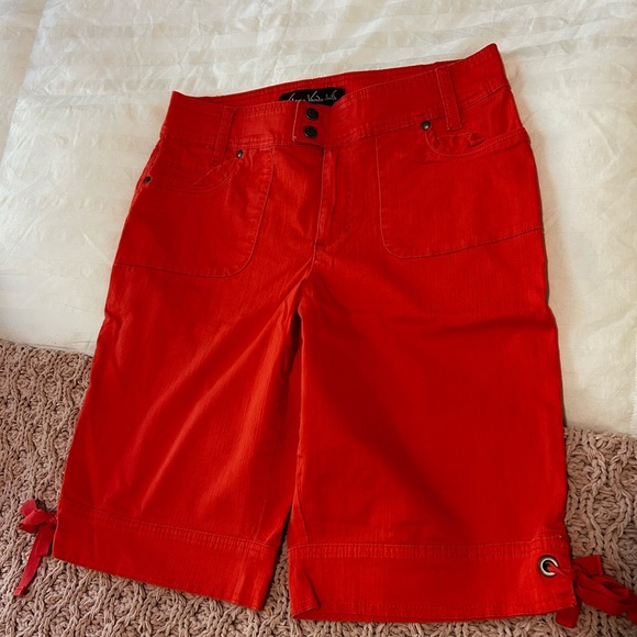 Gloria Vanderbilt red Women's Bermudas - Picture 1 of 3